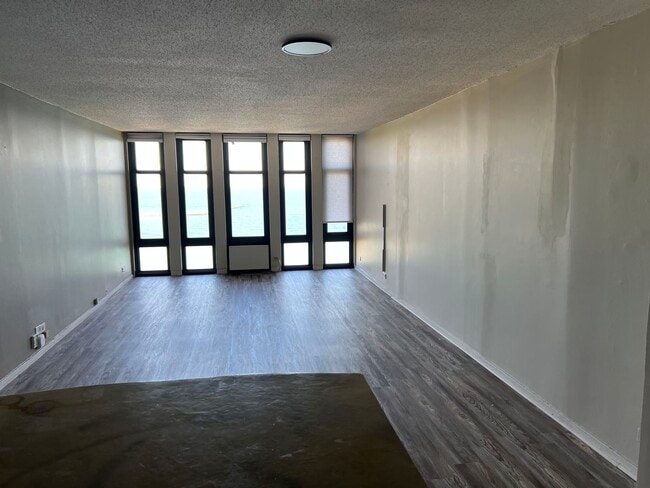 Building Photo - 6700 S South Shore Dr