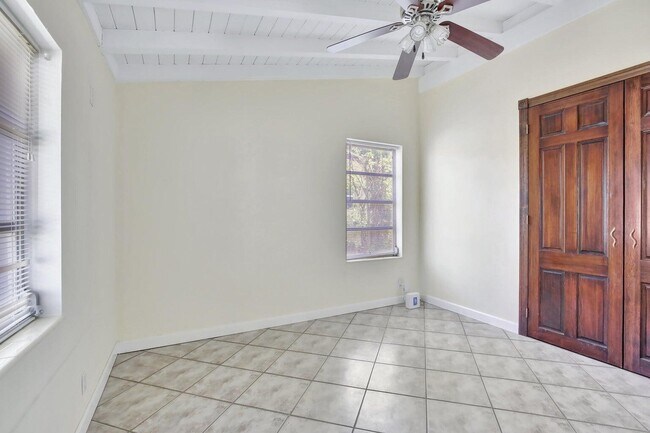 Building Photo - 1733 SW 5th Ct