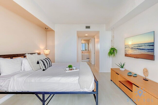 Building Photo - 2602 E Hallandale Beach Blvd