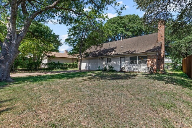 Building Photo - WELCOME TO OAK PARK ESTATES