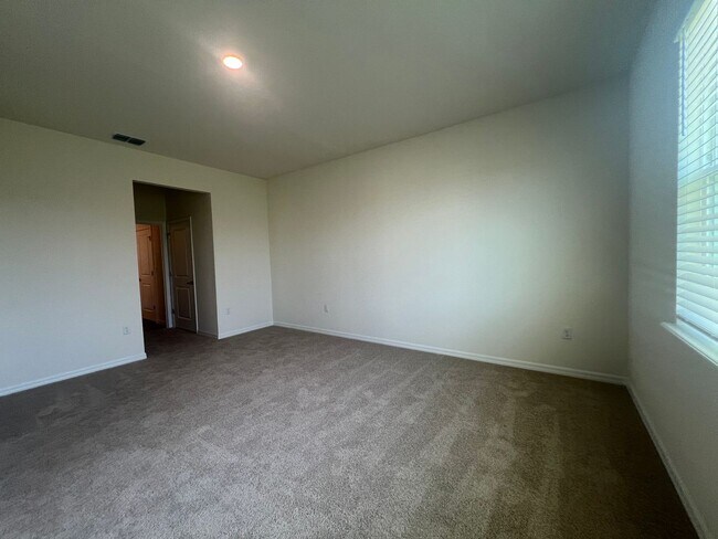 Building Photo - Desirable new build home in the Archers Mi...