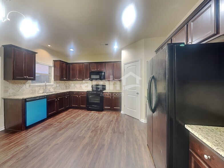 Building Photo - 985 Donington Cir SE