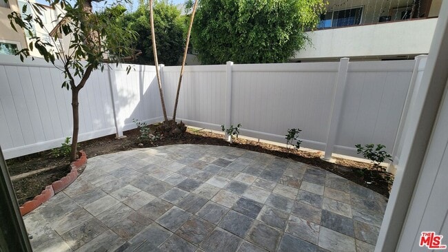 Building Photo - 1438 S Barrington Ave