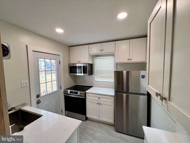 Building Photo - 222 Berlin Rd N