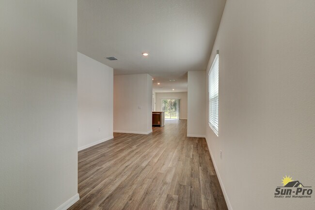 Building Photo - 982 Commons Way