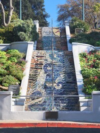Building Photo - Top floor one bedroom with a Juliet balcon...