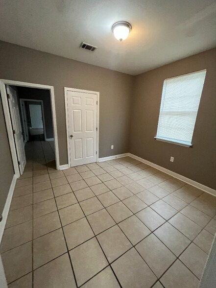 Building Photo - 1916 Eagle St