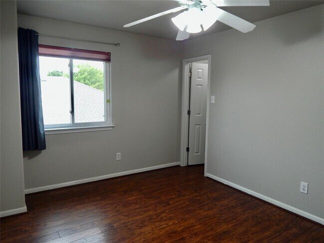 Building Photo - 1110 Willowbrook Dr