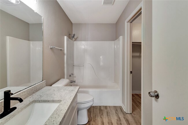 Building Photo - 515 Versailles St