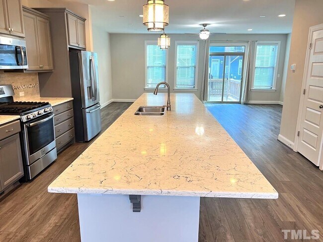 Building Photo - 4 Bedroom 3 Bath Townhome for Rent North S...