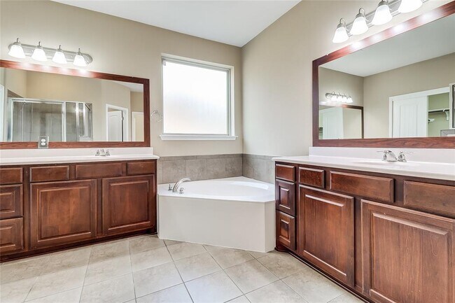 Building Photo - 401 Silver Trail