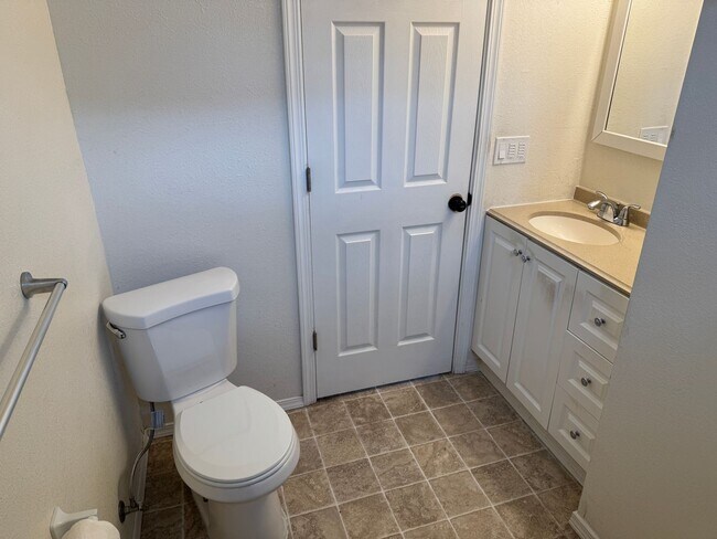 Building Photo - Updated 2 bedroom 1 bathroom house in Springfield!