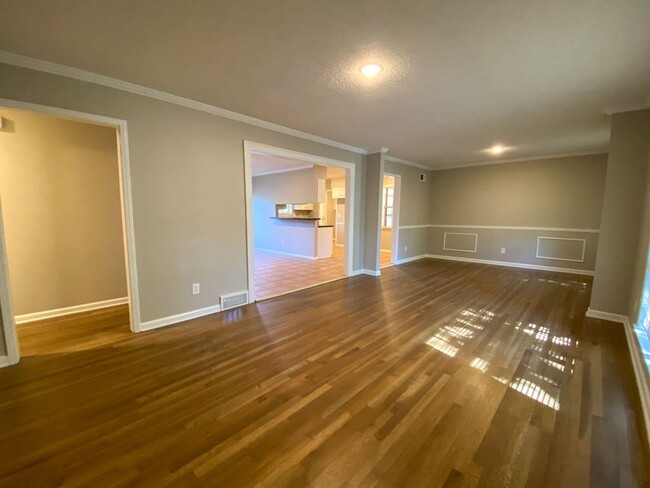 Building Photo - 3 bedroom 2 bathroom near Sycamore View an...