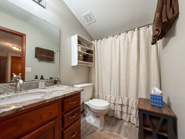 Building Photo - 1 Bedroom 1 Bath Furnished Garage Apartment - ALL UTILITIES INCLUDED!