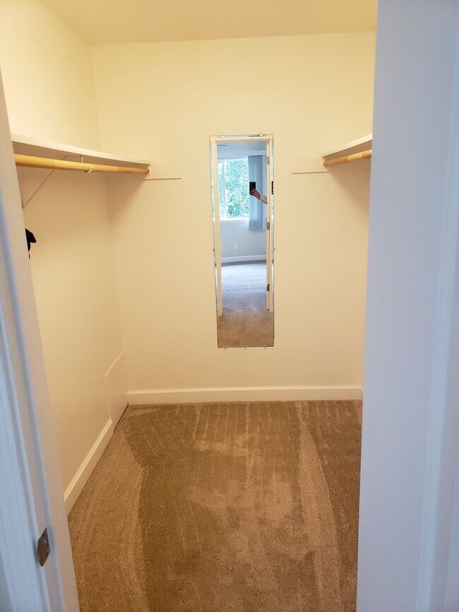 Building Photo - 2Bd/1Ba Clean Condo near Sunny Cove! ( Co-signors now accepted!)