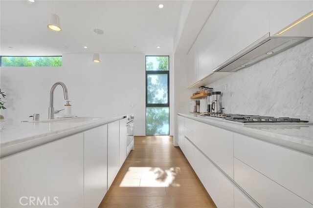 Building Photo - 1825 N Kenmore Ave