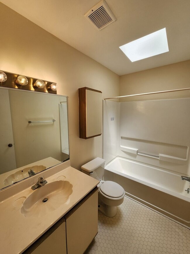 Building Photo - Chapel Hill / Finley Forest Townhouse