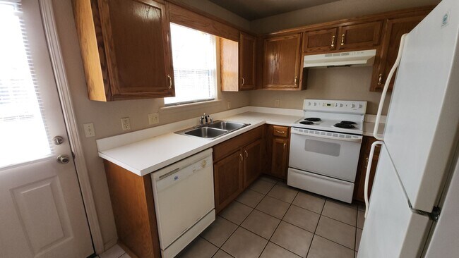 Building Photo - 610 N Detroit Ave