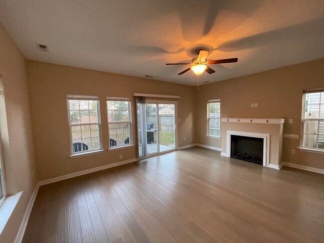 Building Photo - 130 S Palm Ave