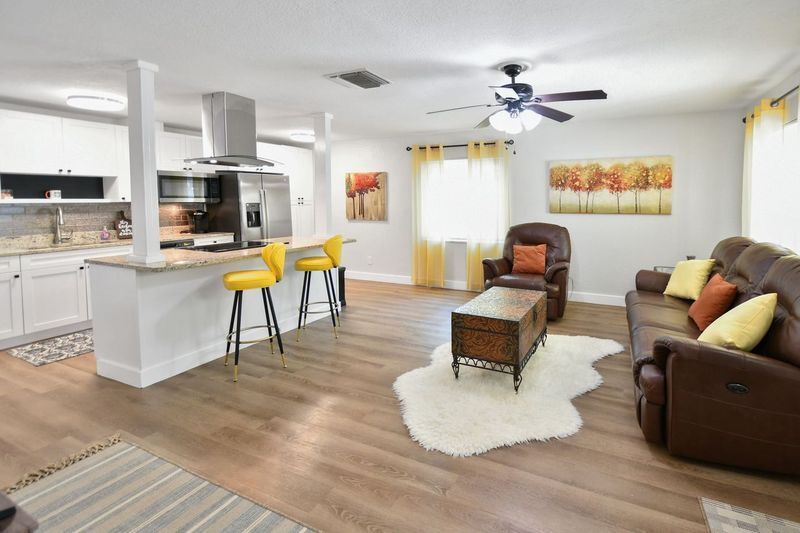 Living Room - 418 40th Ave S