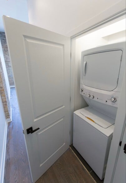 Building Photo - 417 W North Ave