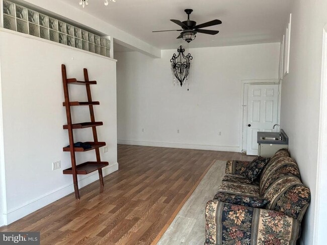 Building Photo - 1325 Main St