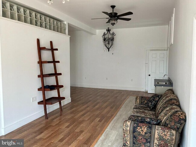 Building Photo - 1359 Main St