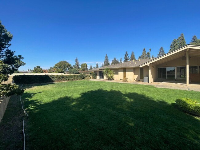 Building Photo - Custom home located next to Oakdale Country Club!