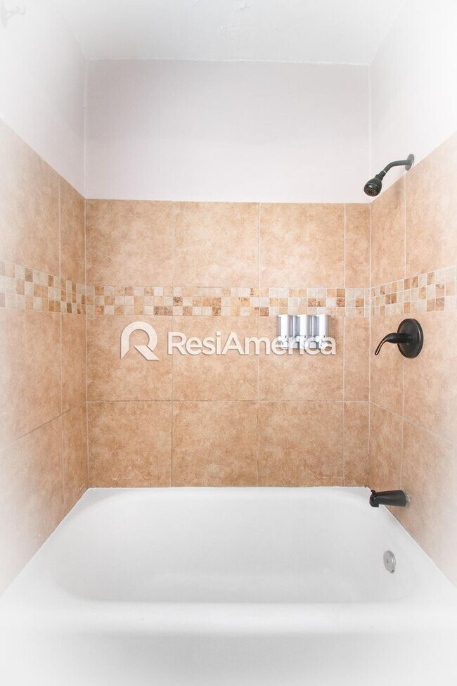 Building Photo - Classic Bungalow in a Convenient Location!
