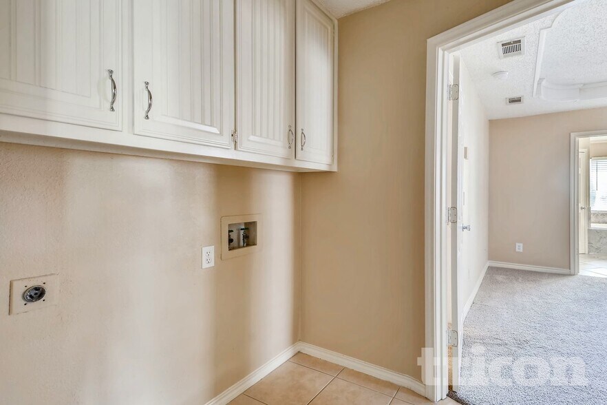 Building Photo - 641 Park Ln