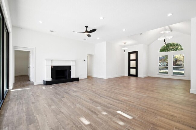 Building Photo - 6814 Hyacinth Ln