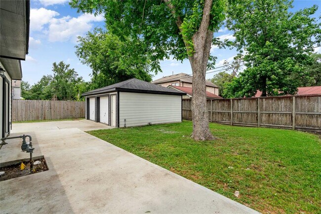 Building Photo - 3302 Westridge St