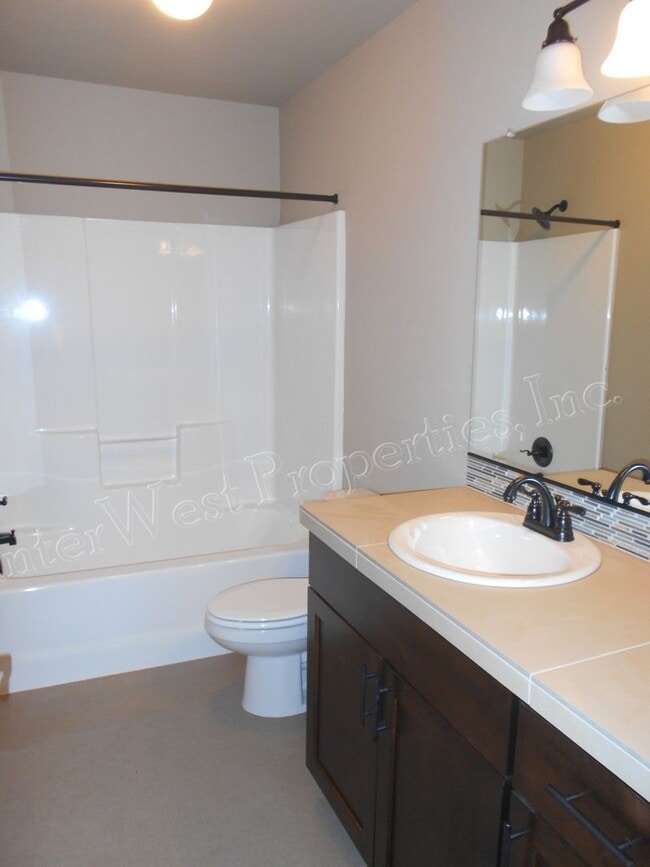 Building Photo - 3+ BED 2.5BA TIGARD HOME WITH DEN, SOAKER ...
