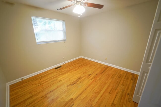 Building Photo - Cozy 3/2 Single Family Home