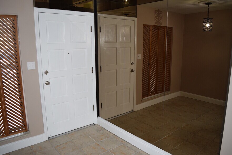 Building Photo - 8526 Madrid Ct