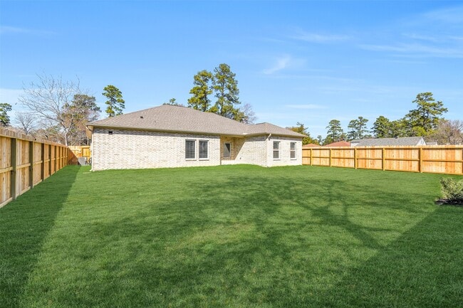 Building Photo - 13610 Pine Dr