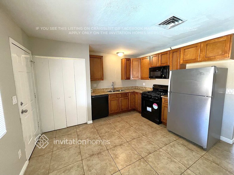 Building Photo - 3416 W Poinsettia Dr
