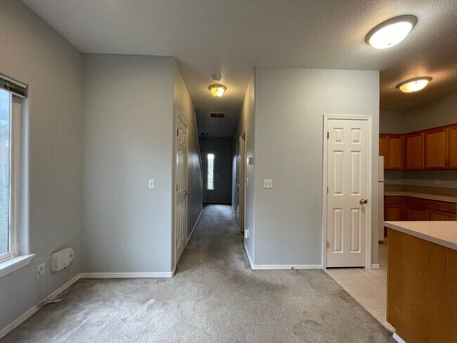 Building Photo - Charming 3 Bd, 2.5 Ba Pet-Friendly Home in Hillsboro ~ Washer & Dryer Included, Single-Car Garage...