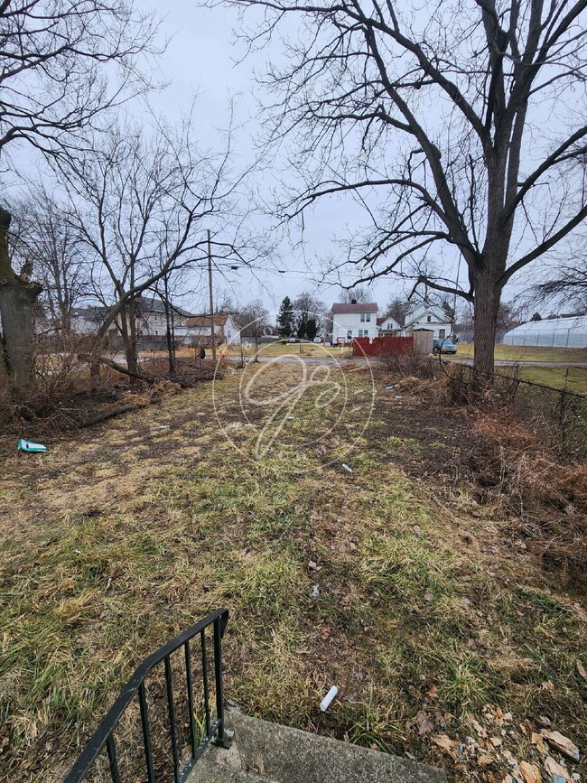 Building Photo - 2 bed upper unit! Private Entrances! Fully updated!