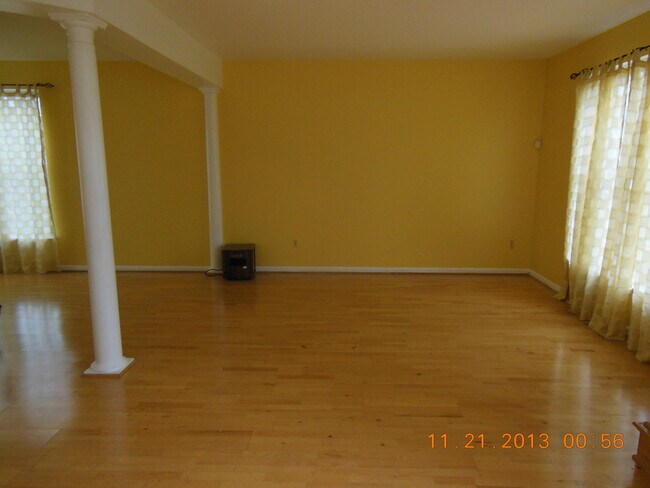 Building Photo - "COMING SOON" Spacious 4 + 2.5 SFH + Renov...