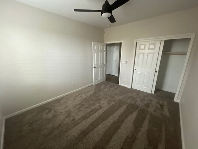 Building Photo - 4 Bedroom 2 Bathroom in SE Visalia with Po...