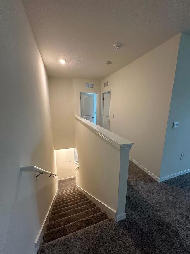 Building Photo - 3 Bedroom 2.5 Bath Townhouse