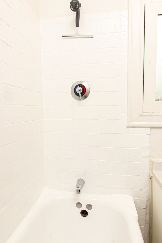 Building Photo - Large Studio close to DTLA, Pasadena, Glen...