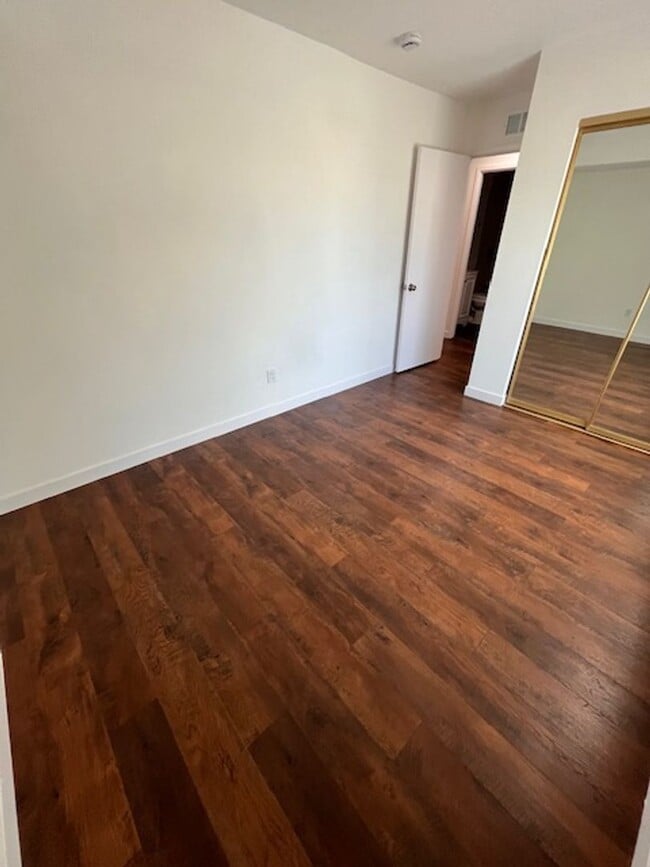 Building Photo - 3 bed 1.5 bath 2 story condo in Park Place...