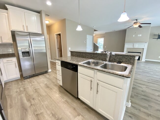 Building Photo - Four-Bedroom Home for Rent in Palmetto Poi...