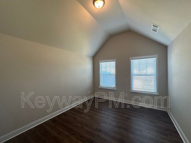 Building Photo - 688 Tree Top Trl