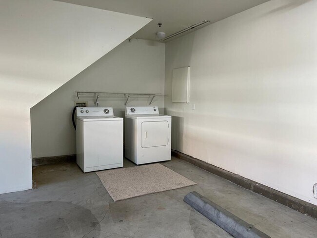Building Photo - Gault For Rent