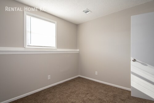 Building Photo - Roomy 3-bed/2-bath Duplex w/Fin Bsmt, fenc...