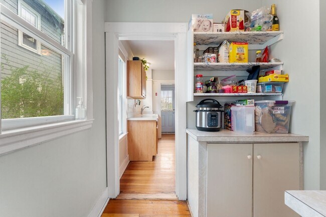 Building Photo - 15 Carney St