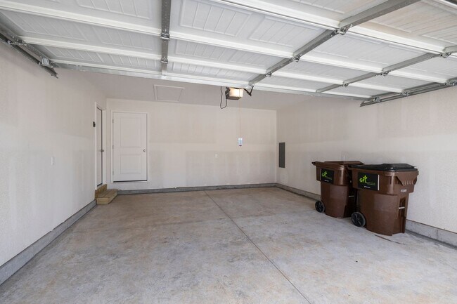 Building Photo - 3 bedroom duplex with a fully fenced yard-Westbury Gardens!